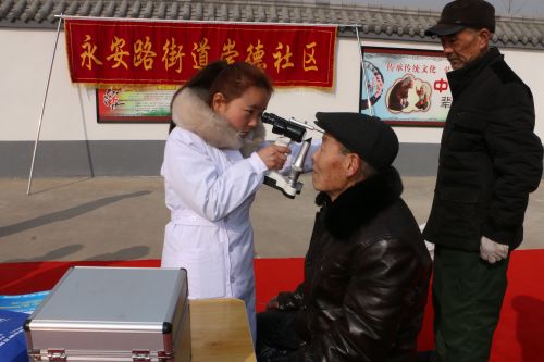 1月29日，铜川眼科医院的医护人员来到耀州区崇德社区,为辖区的群众进行眼疾的检查,让广大群众过一个健康年。
