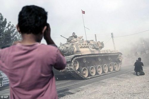 土耳其坦克进入叙利亚（图片来源：美联社）