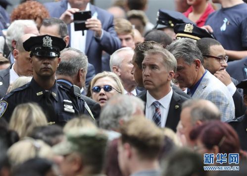 　　9月11日，在美国纽约，民主党总统候选人希拉里·克林顿（中，戴墨镜者）抵达活动现场。当天，“9·11”恐怖袭击事件15周年纪念活动在美国纽约“9·11”纪念广场举行。 新华社记者王迎摄