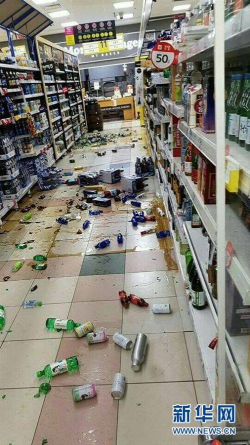9月12日，韩国庆州市一超市内的物品因地震散落在地面上。新华社 纽西斯通讯社