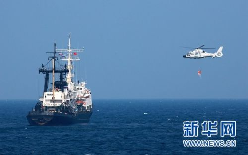 　9月16日，中国海军舰载直升机对遇险商船落水人员实施救援。当日，中俄“海上联合－2016”军事演习在湛江以东海空域举行了海上联合行动演练。演练采取灵活机动的导调方式以检验参演双方的训练水平和技战术能力。演练中，中俄双方依托首次使用的中俄海上联合专用指挥信息系统，及时掌握“战场态势”，并依此快速、果断定下作战决策，严密组织攻防行动，达到了演练的检验效果。新华社记者 查春明 摄