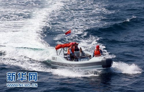9月16日，中国海军黄山舰出动小艇和人员对遇险商船进行营救。新华社记者 查春明 摄