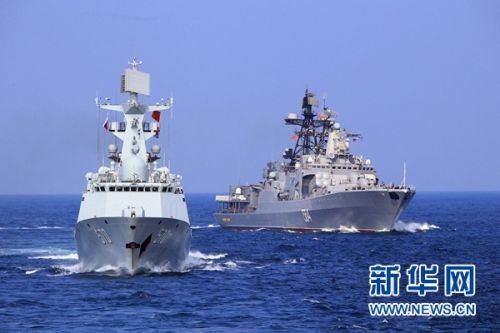 　　9月16日，中国海军黄山舰和俄罗斯军舰“特里布茨海军上将号”反潜舰组成编队驶向演习海区。新华社记者 查春明 摄
