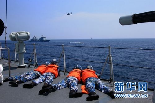 9月16日，中国海军黄山舰派出陆战队员对可疑船只进行登临检查。新华社记者 查春明 摄