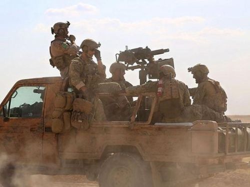 资料：5月25日，据信为美国特种部队的军人乘坐皮卡车行进在叙利亚北部拉卡省一座村庄内。