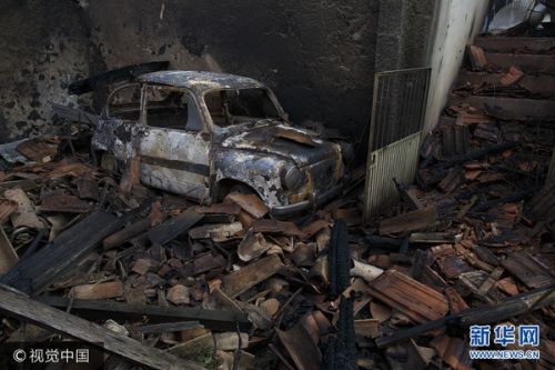 　　资料图：当地时间2017年10月17日，葡萄牙米罗，当地山火肆虐后大批汽车被烧成只剩钢筋骨架。（图片来源：视觉中国）