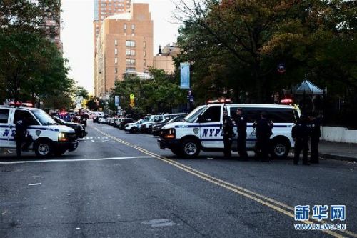 　　10月31日，在美国纽约市曼哈顿下城，警察在袭击事件现场附近警戒。新华社记者李木子摄