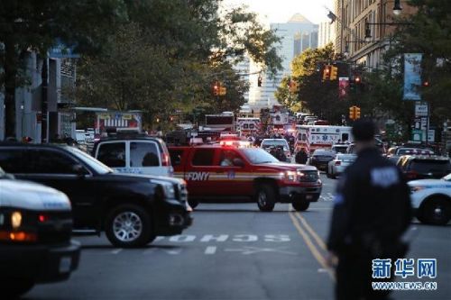 　　10月31日，在美国纽约市曼哈顿下城，警车和救护车停在袭击事件现场附近。新华社记者王迎摄