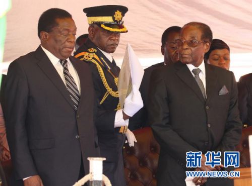 　　这是11月1日在津巴布韦首都哈拉雷拍摄的津巴布韦总统穆加贝（前右）和时任副总统的姆南加古瓦（前左）出席活动的资料照片。新华社发（费列蒙摄）