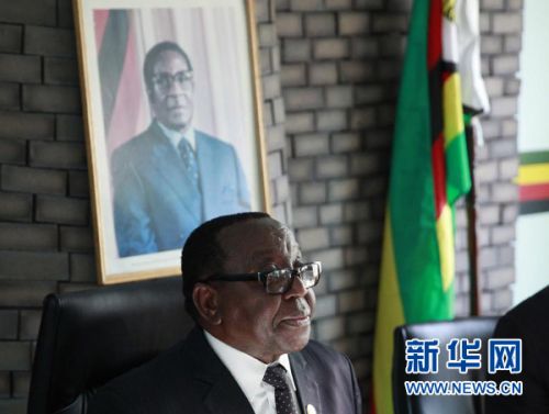 　　11月6日，在津巴布韦首都哈拉雷，津巴布韦政府新闻部长莫约向媒体宣读解除副总统姆南加古瓦职务的声明。新华社发（费列蒙摄）