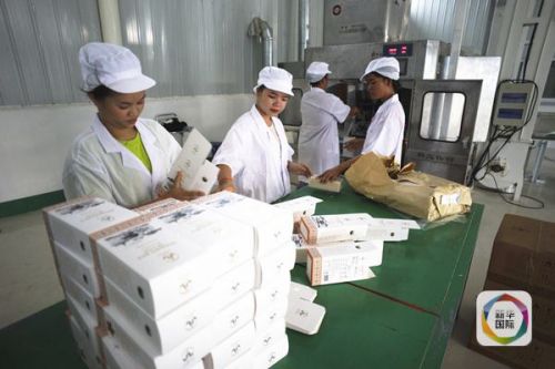 　　工人正在中资企业炫烨（老挝）有限公司的生产车间内包装老挝大米。（新华社记者凌朔摄）