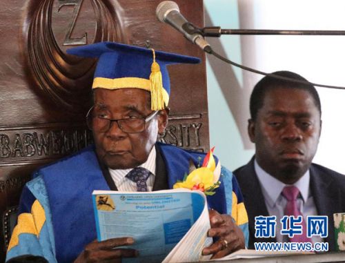 　　这是2017年11月17日穆加贝（左）在津巴布韦哈拉雷出席一所大学毕业典礼的资料照片。 新华社发