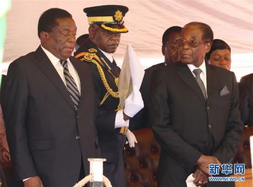 　　这是11月1日在津巴布韦首都哈拉雷拍摄的穆加贝（前右）和姆南加古瓦（前左）出席活动的资料照片。 新华社发（费列蒙 摄）