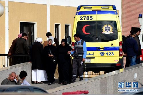 　　11月25日，在埃及伊斯梅利亚，家属离开收治伤者的苏伊士运河大学校医院。埃及总检察长25日发表声明说，24日发生的埃及清真寺恐怖袭击已造成至少305人死亡、128人受伤。 新华社记者 赵丁喆 摄
